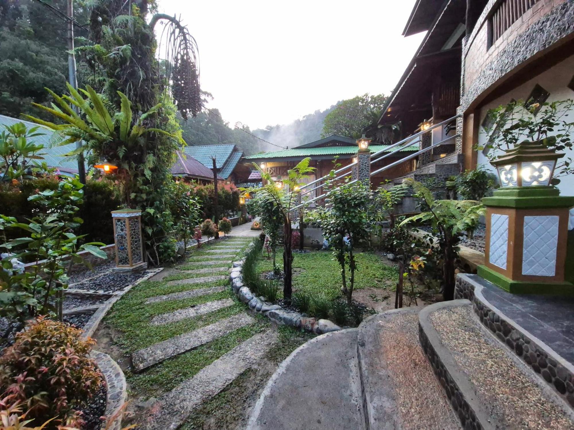 Sam'S Bungalows And Treks Bukit Lawang Kültér fotó