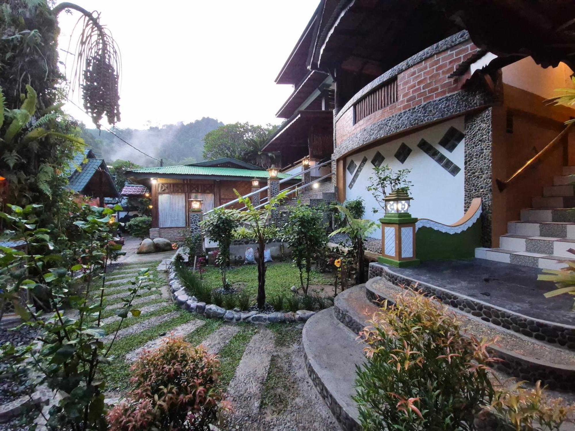 Sam'S Bungalows And Treks Bukit Lawang Kültér fotó